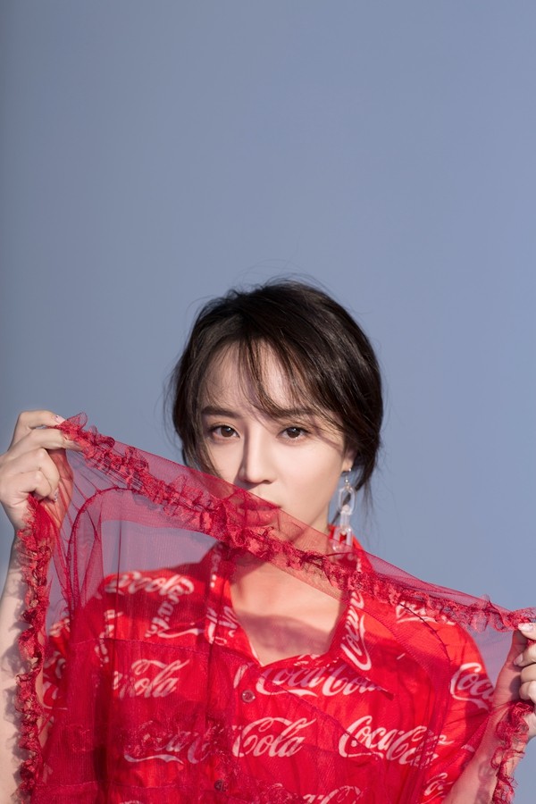 孟子叶《极速青春》热情奔放 新写真彰显"火红系女孩"独特气质