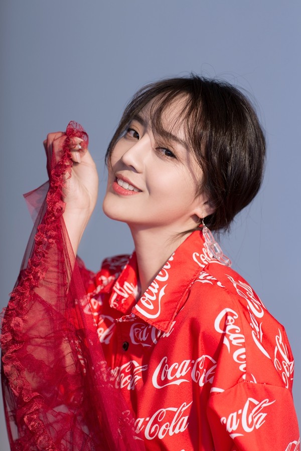 孟子叶《极速青春》热情奔放 新写真彰显"火红系女孩"独特气质