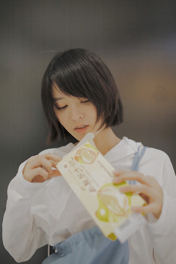 王佳宇休闲美照曝光 文青女孩美出新高度