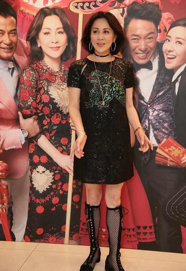 刘嘉玲牛掰了!晚礼服肩带滑落都能淡定自如,网友:女王威武!