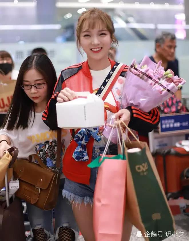 创造101女孩强东玥现身机场剪了空气刘海少女感十足
