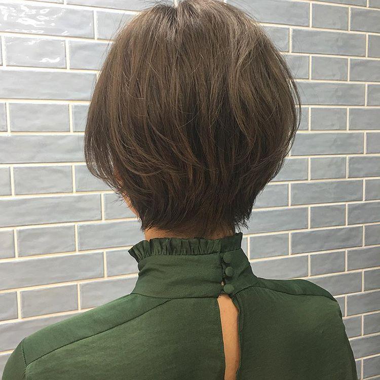 三角形的短发今年夏天最流行