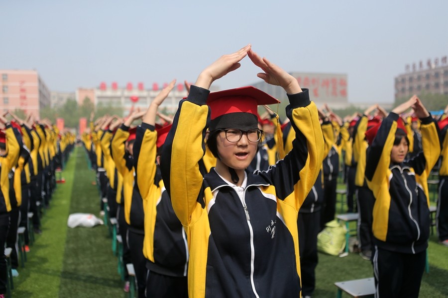 衡水二中举行集体成人礼数千人宣誓场面壮观