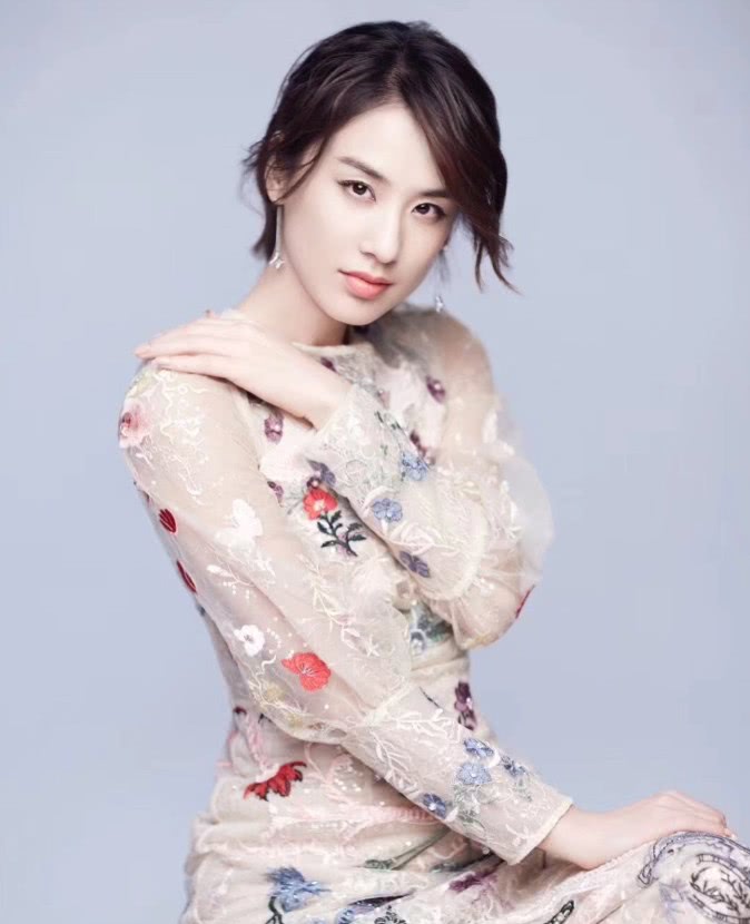 她出身书香门第,因拍戏时纹身惹怒导演,身材性感有魅力!