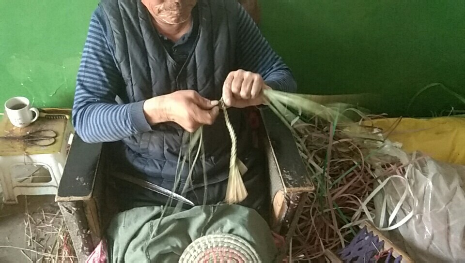 70岁老人编篮子赚养老钱,一天才编织一个卖35块钱