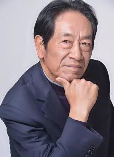 46岁辞官拍戏,演技精湛却一生演配角,如今72岁仍坚持吊威亚