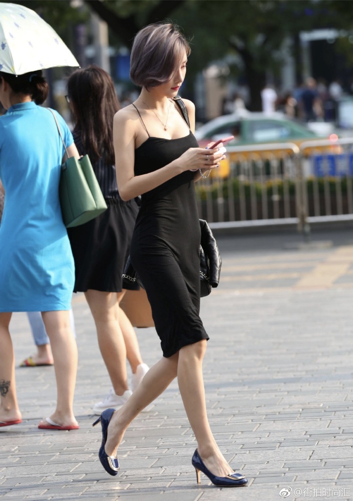 街拍:夏季范的穿搭展示出秋季的美,一种很有风姿的女人味