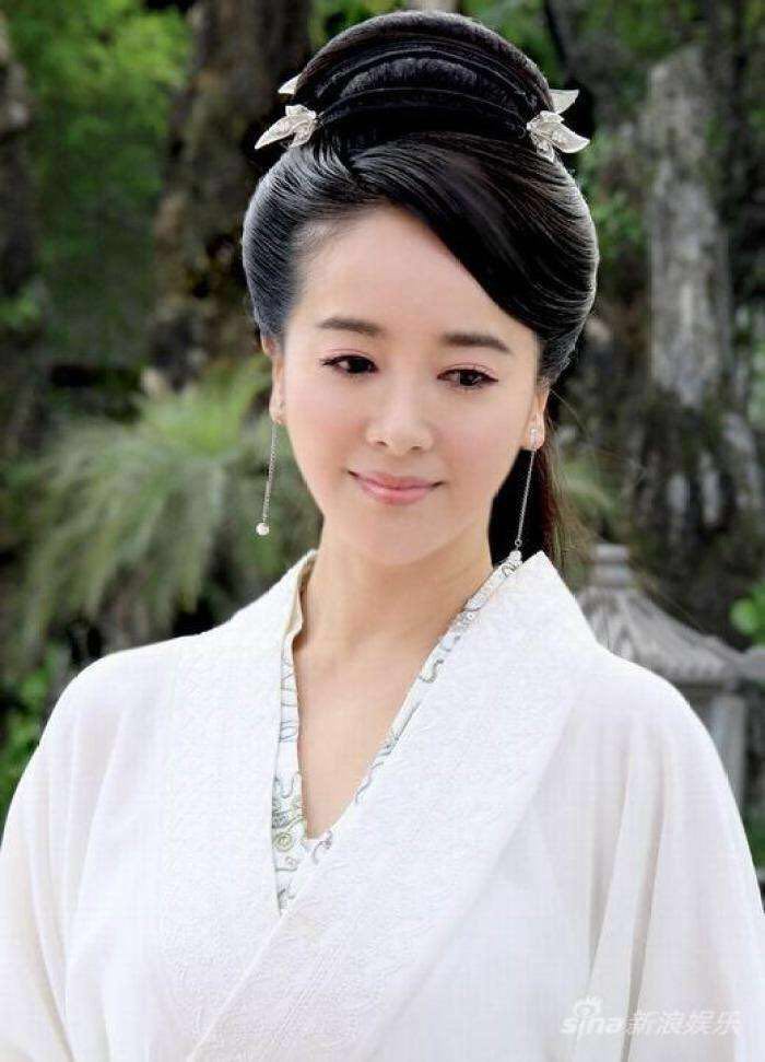 2002年,在古装历史剧《乾隆王朝》中,饰演固伦和孝公主十格格.