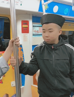 搞笑gif动图:兄弟,你这样就不要来地铁摸手了吧!