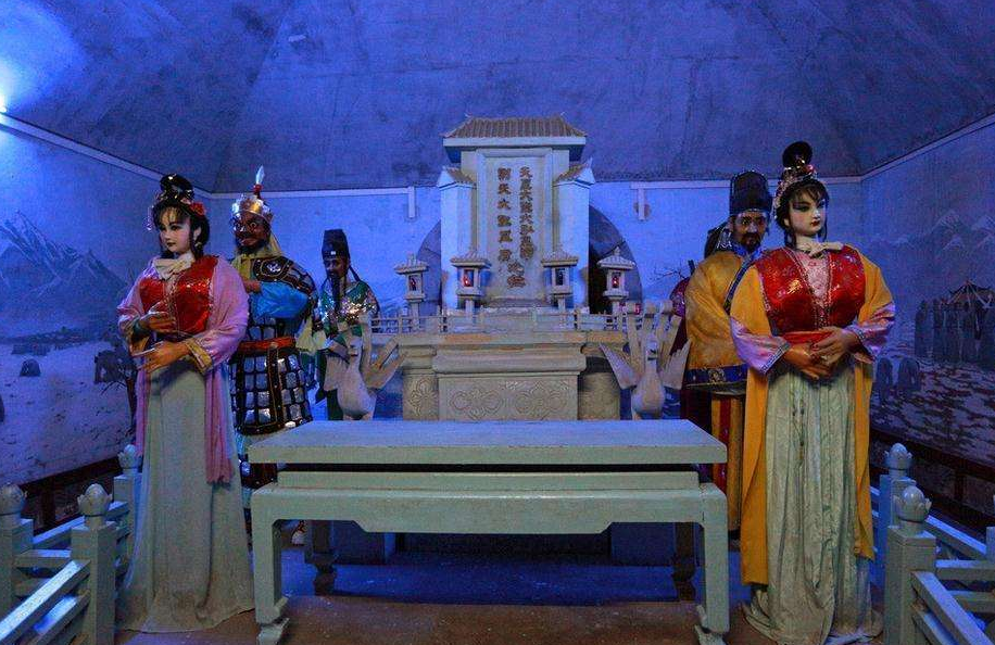 这个陵墓就是中国女皇武则天和唐高宗李治的合葬,乾陵.