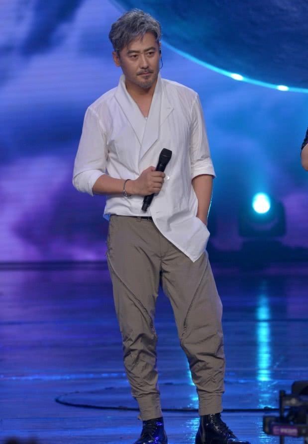 吴秀波一身砖红色造型怎么看都觉得很帅感觉自己有大叔控了