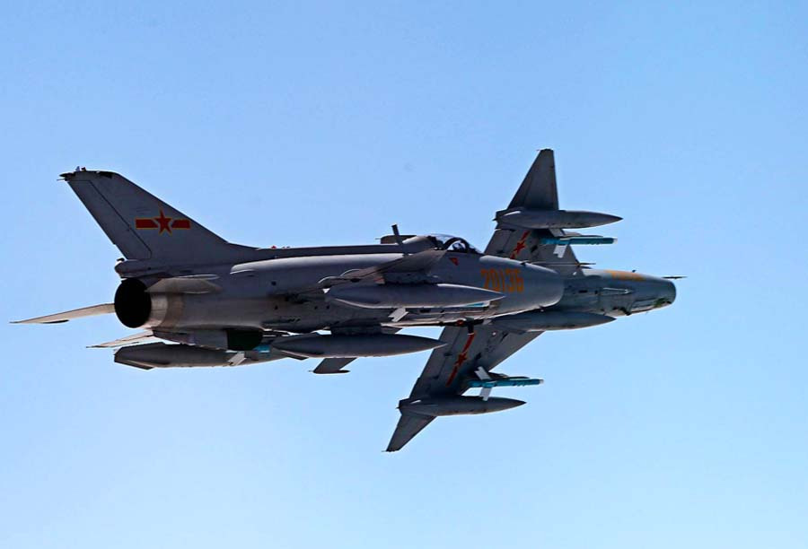 美国导弹升空,伊朗1架战机坠毁,伊朗多枚导弹警告美军