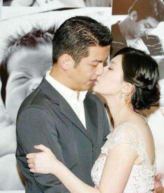 与富豪离婚后嫁小8岁型男,可爱女儿成网红