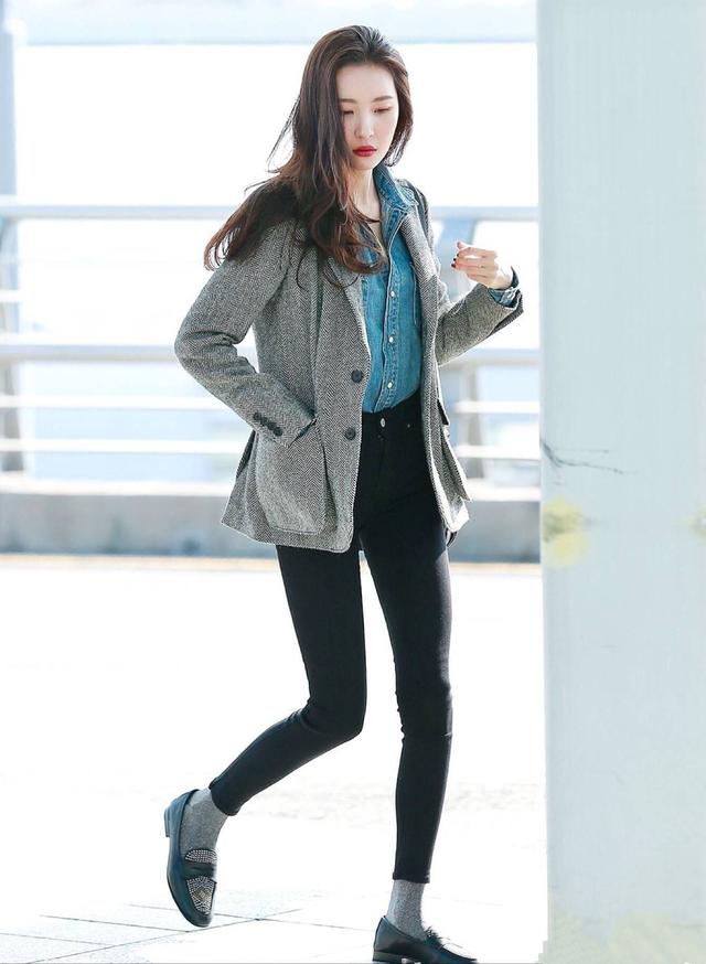 马丁靴配上牛仔裤,李宣美的大腿和小腿居然一样细