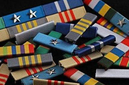 解放军胸前佩戴的彩色胸章是级别资历章来看看代表什么