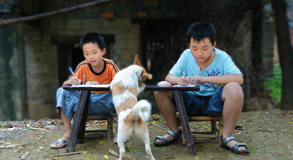 农村孩子的暑假,真正的放养生活,吃西瓜和冰棒是最开心的事_新浪看点