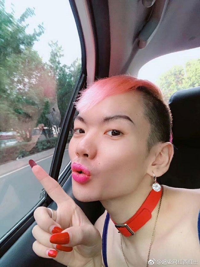 网红"西红士"被抖音封杀后,来到了武汉作妖,陪妈妈逛街买新衣