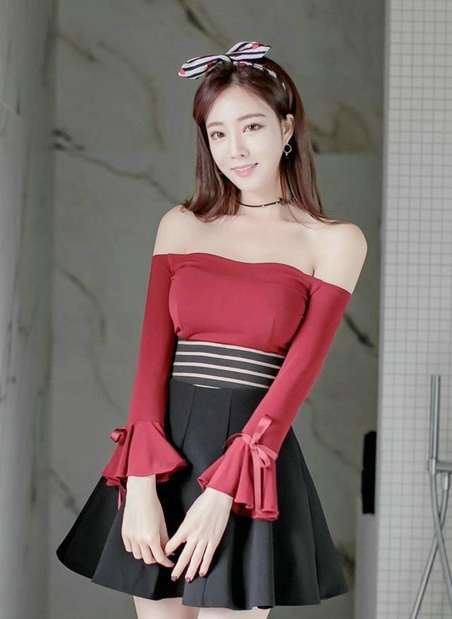 紧致小巧的短裙搭配黑丝, 时尚更有春味