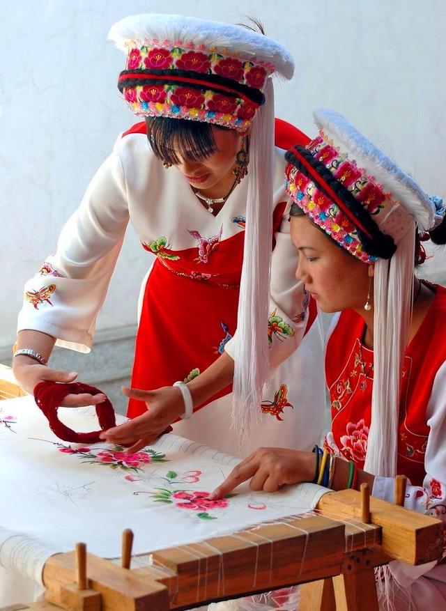 云南这古镇里住着很多白族美女,擅长扎染,未婚的都戴凤凰帽