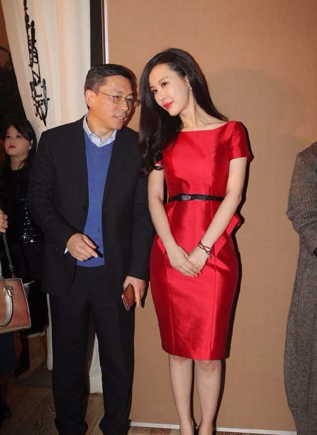 36岁田朴珺浓妆出席活动这身高男士都黯然失色笑容很特别啊