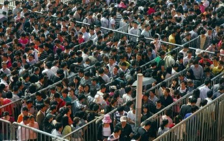 亚洲"最大"的社区,每天上下班像是赶春运,人口比冰岛多十几万