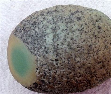 图12:所谓的夜明珠原石图13图14图15:人造硼铝酸锶,淘宝十元一块图16