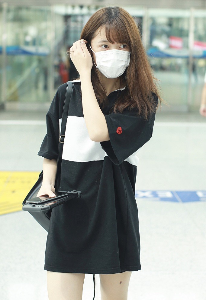 徐娇穿身长款t恤亮相机场秀身材长发飘飘展现少女气质