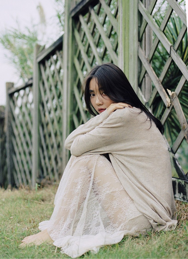 植物园清纯美女柔弱无骨气质写真