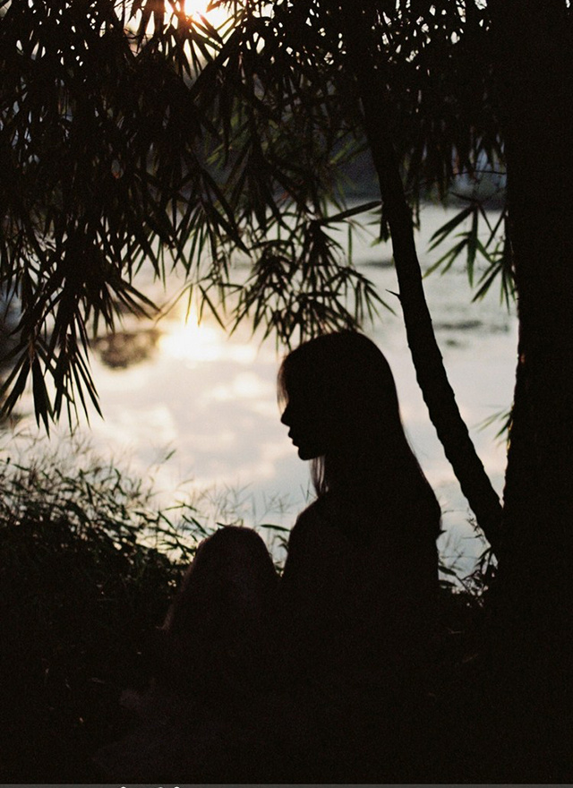 植物园清纯美女柔弱无骨气质写真