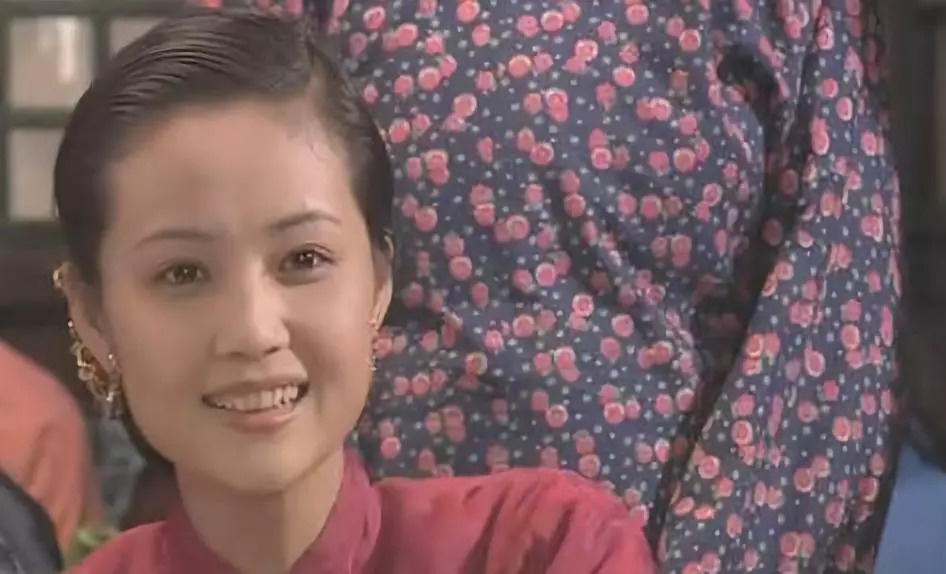 她是国家一级演员,经历过失败的婚姻,如今52岁被宠成公主!