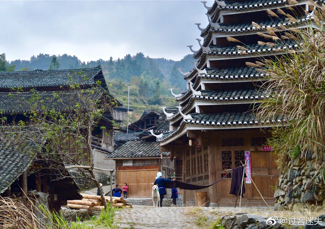 黔东南榕江县大利村的鼓楼挺拔耸立在村子最高的中心位置