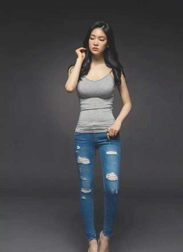 灰色紧身t恤的女人, 高冷范的女神, 紧身牛仔裤太紧勒出肉来了