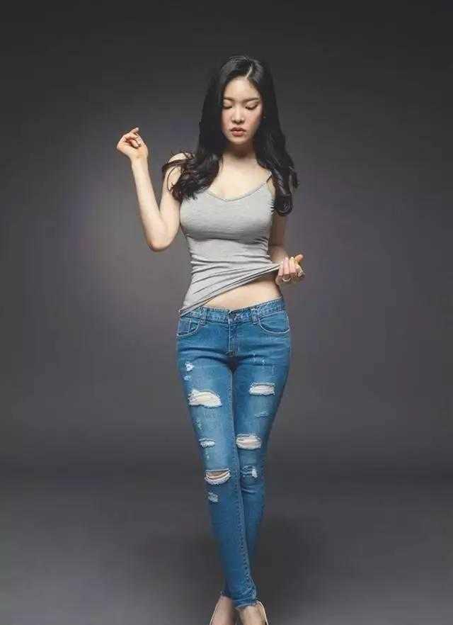 灰色紧身t恤的女人, 高冷范的女神, 紧身牛仔裤太紧勒出肉来了