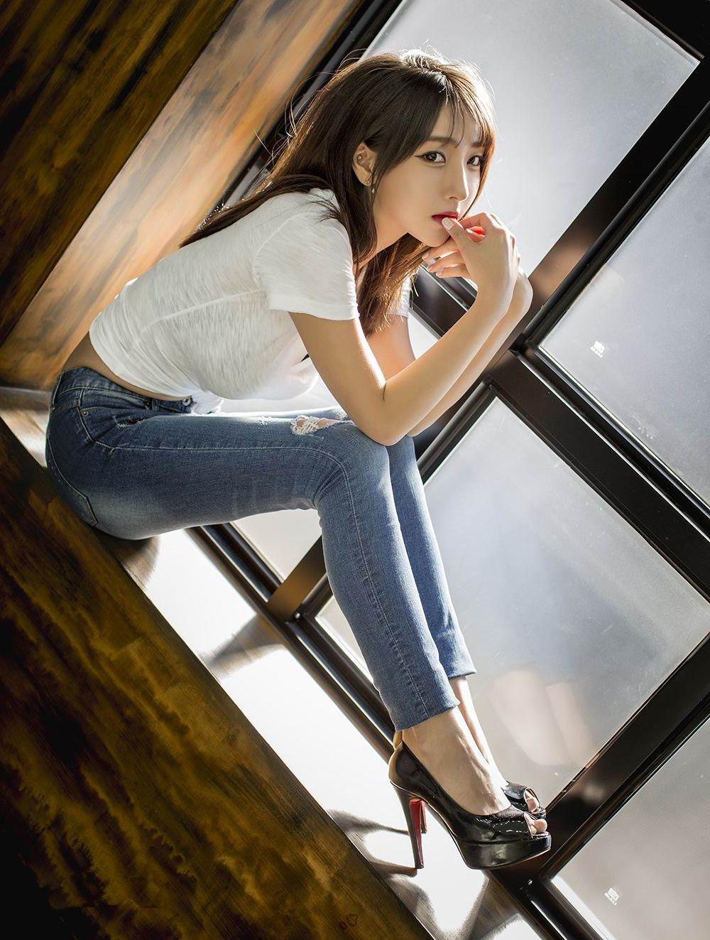 紧身牛仔裤清爽不失性感展现迷人美臀曲线