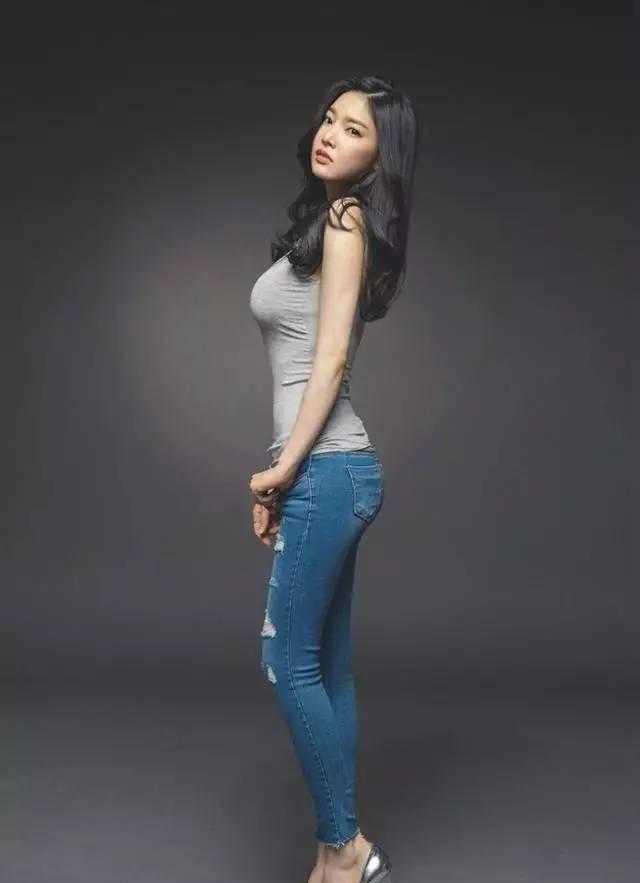 灰色紧身t恤的女人, 高冷范的女神, 紧身牛仔裤太紧勒出肉来了