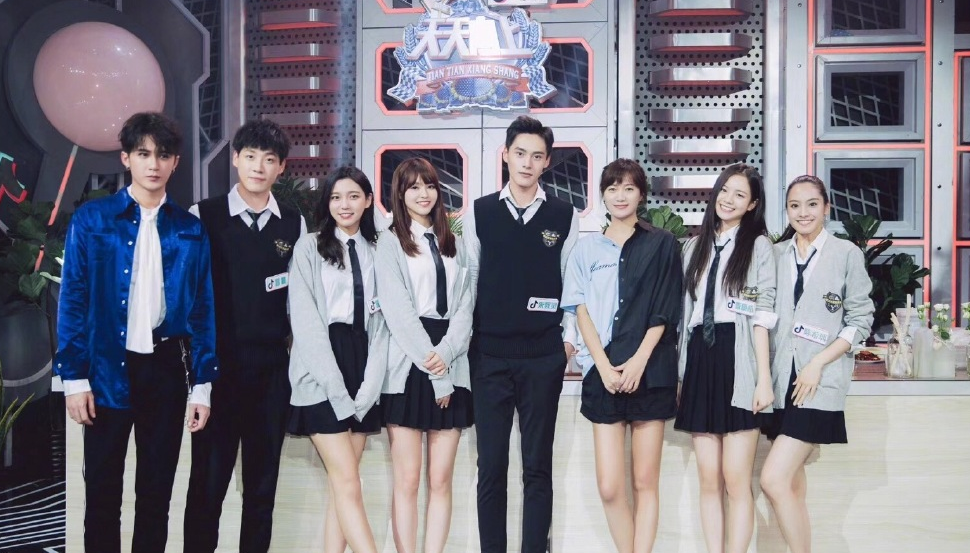 《同学两亿岁》四大美女齐聚天天向上,宣墨很美,齐扇脸很大