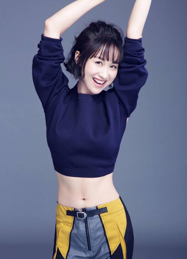 练束梅真是知性女神的节奏,这样的衣服搭配空气刘海,真漂亮