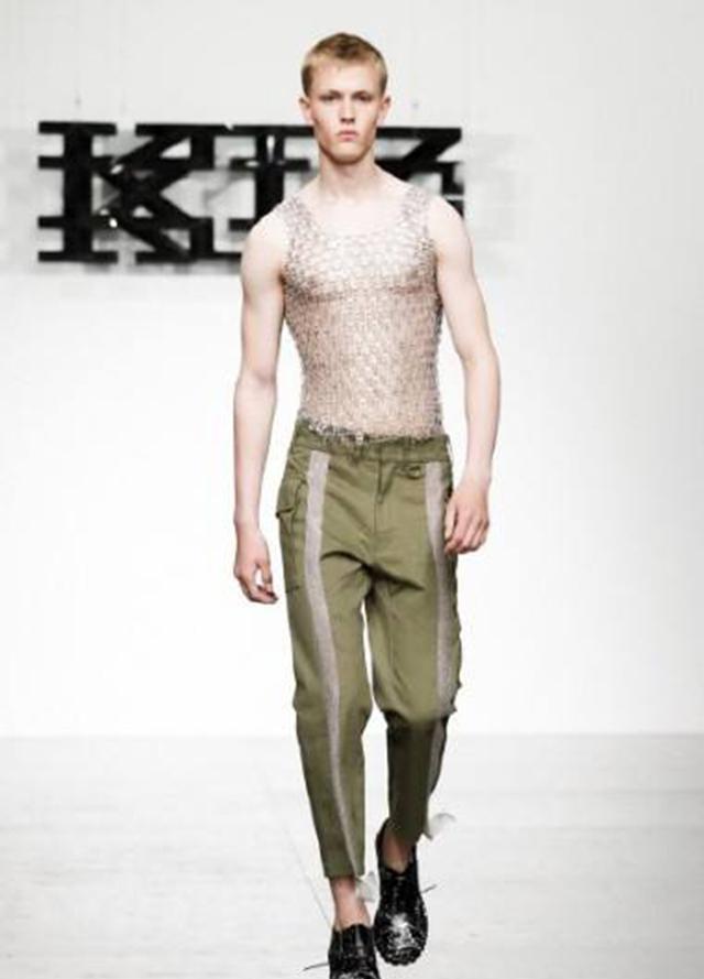 伦敦男时装周小贝绅士现身,但秀场内骚气的小裙子是怎么回事?