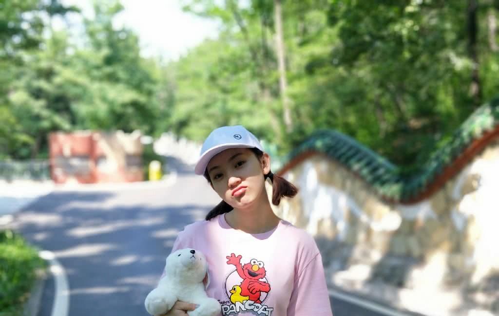 孙艺宁晒海边美照,红配绿连衣裙清新自然,性感程度堪比奚梦瑶