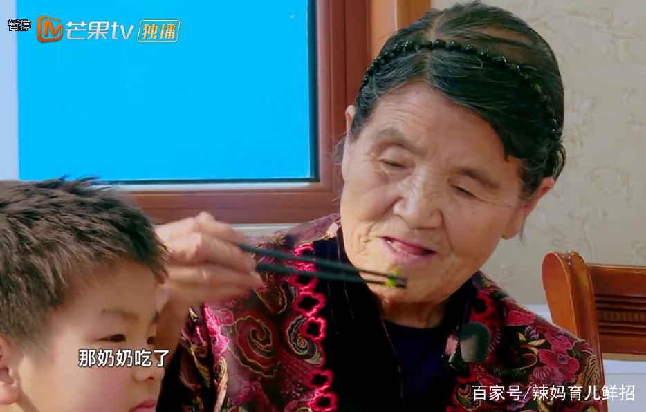 安迪吃剩的食物,奶奶吃的很开心!她的行为让年轻人"自愧不如"