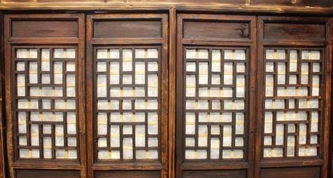 窗户纸在古代叫做窗棂纸,原料是用芦苇,蒲草棒,花麻,线麻和绳头子.