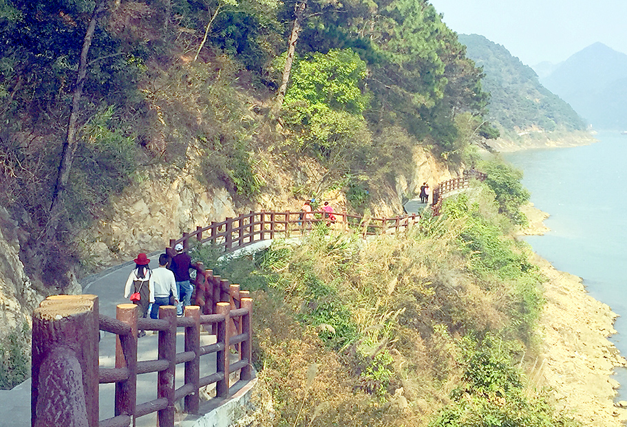羚羊峡古栈道位于端州区东部的羚羊山,"西江小三峡"中羚羊峡的北岸