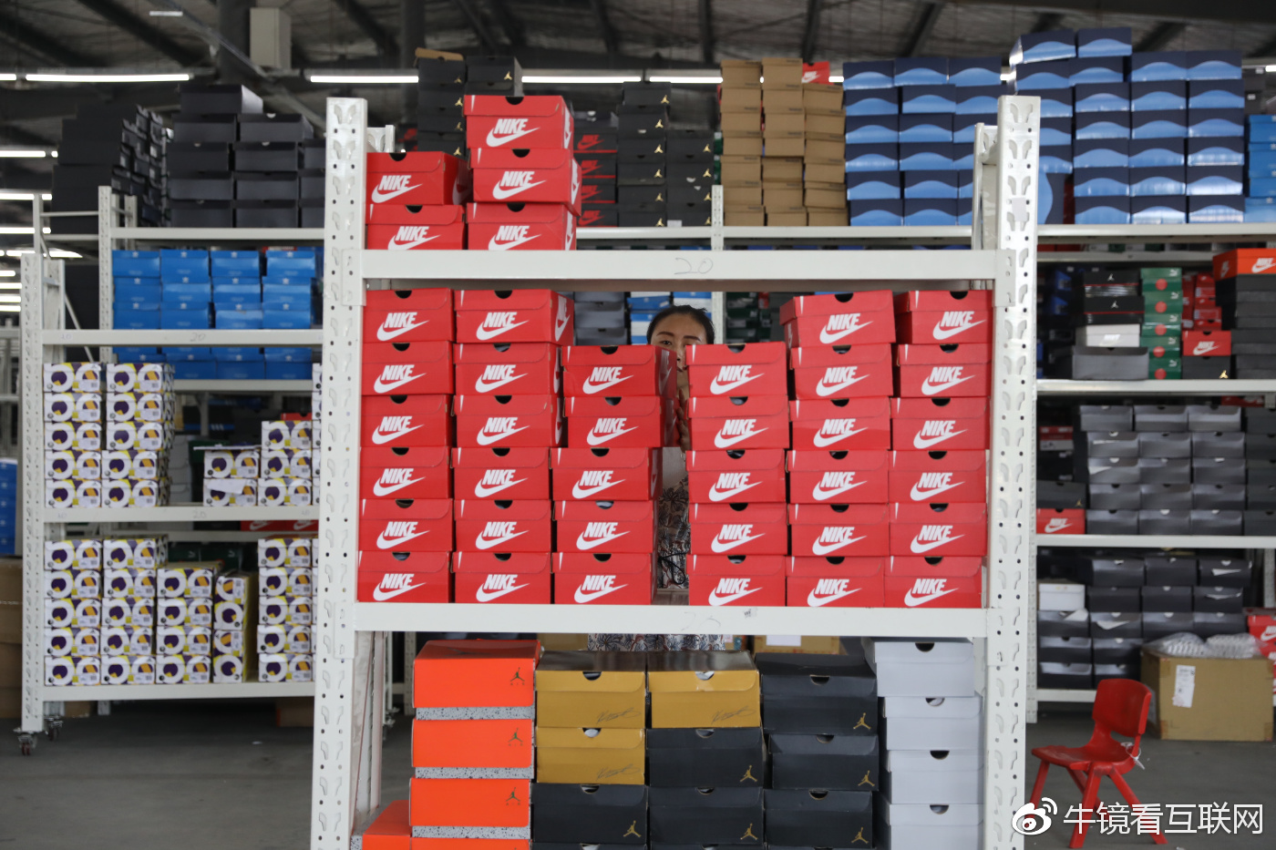 在山东烟台有一个亚洲最大的潮鞋仓库,占地2万平米,日常存放50万双鞋