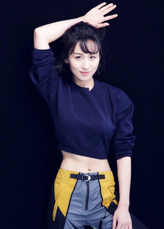 练束梅真是知性女神的节奏,这样的衣服搭配空气刘海,真漂亮