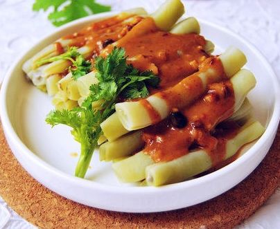 酱汁拌白芸豆 做法 1.大蒜拍扁,剁成碎末,添加凉开水浸泡10分钟 2.