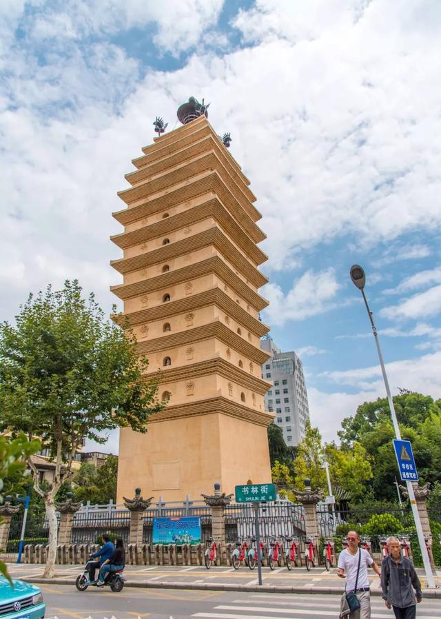 "东寺街西寺塔,茅司拐拐小楼上.