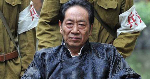 46岁辞官拍戏,演技精湛却一生演配角,如今72岁仍坚持吊威亚