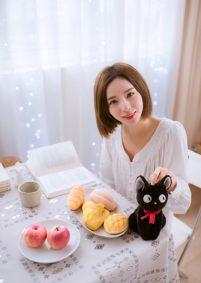 咖啡配面包吃早餐美女舒适悠闲时光写真