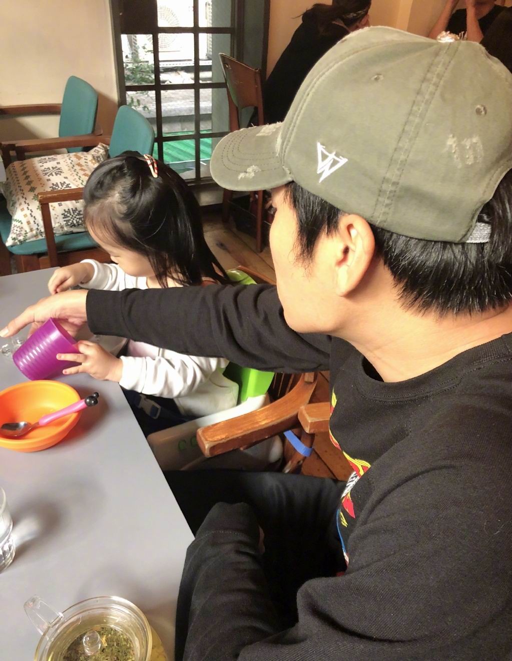 伊能静晒全家福儿子越来越帅米粒用下巴吸杯子太萌了