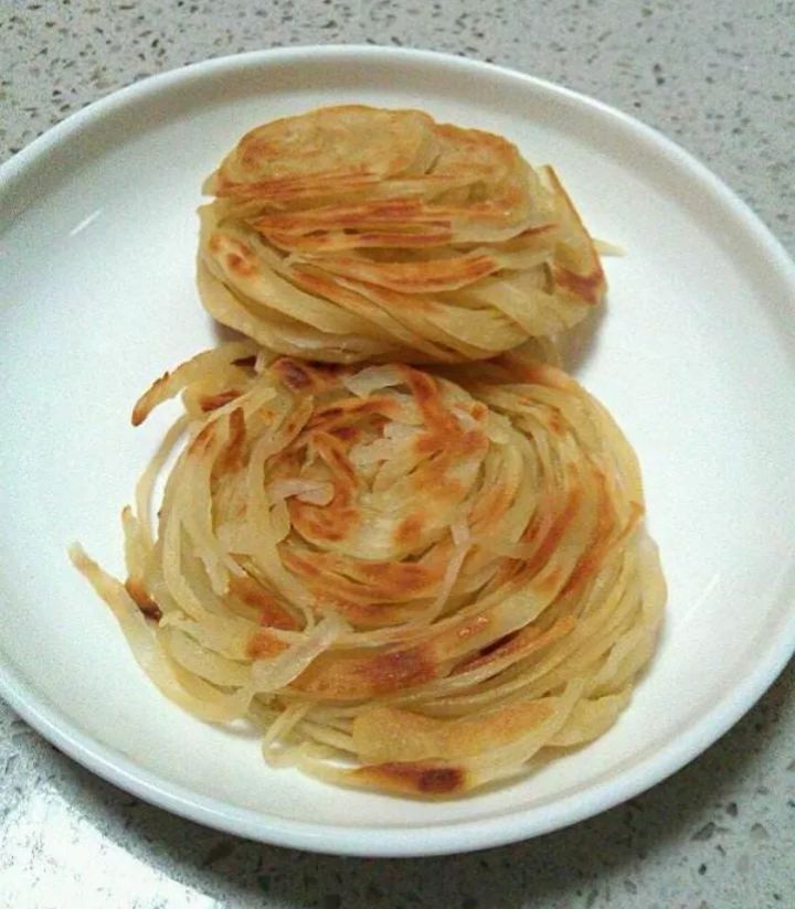 面粉加十三香粉做千层饼,丝丝分明,外焦内软,超好吃,上桌秒光